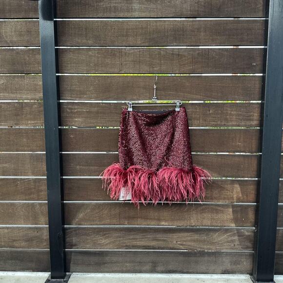 16Arlington Giaci Feather-Trimmed Sequined Mini Skirt in Borgogna - Picture 4 of 8